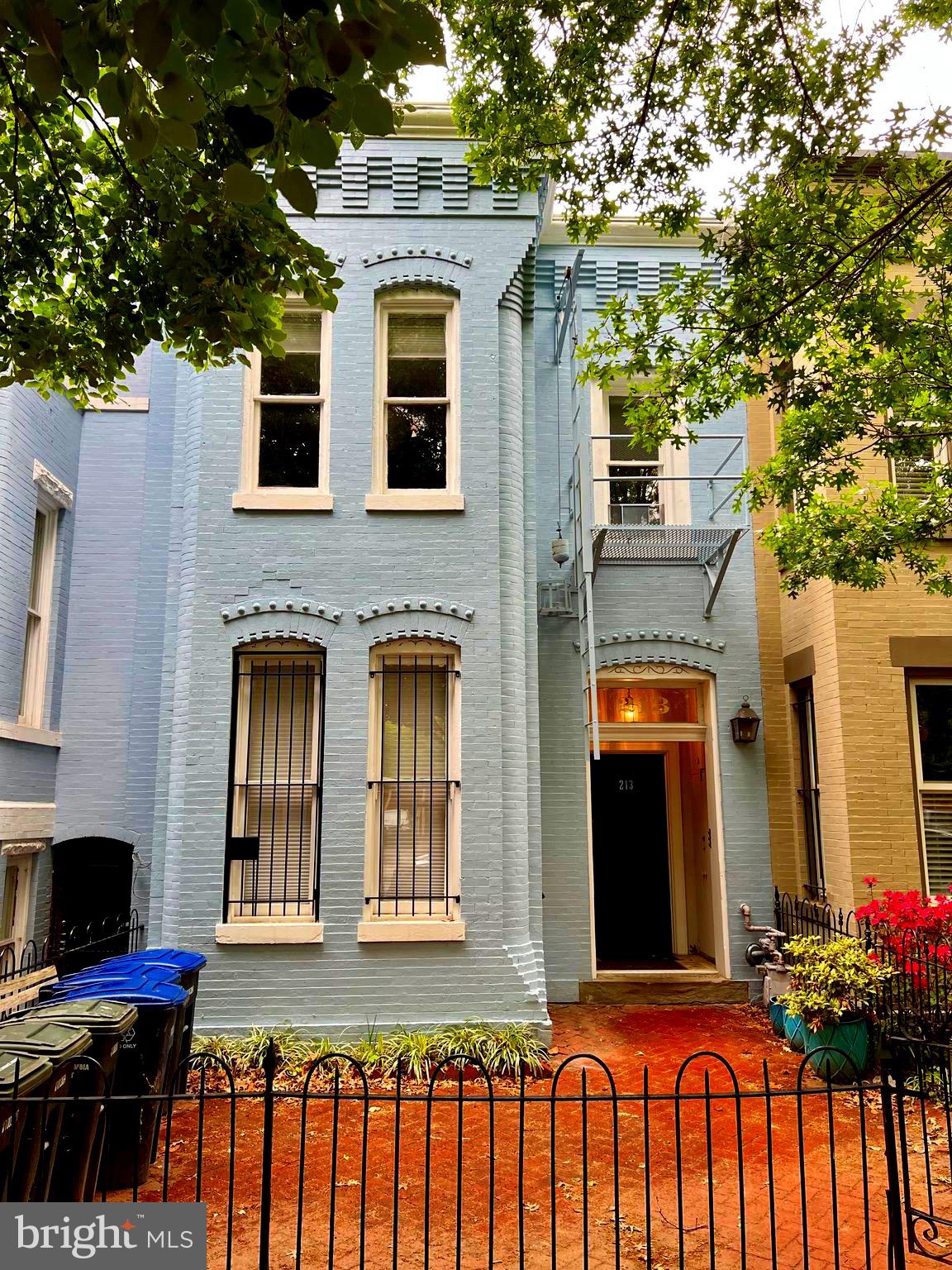 213 & 215 5TH STREET SE