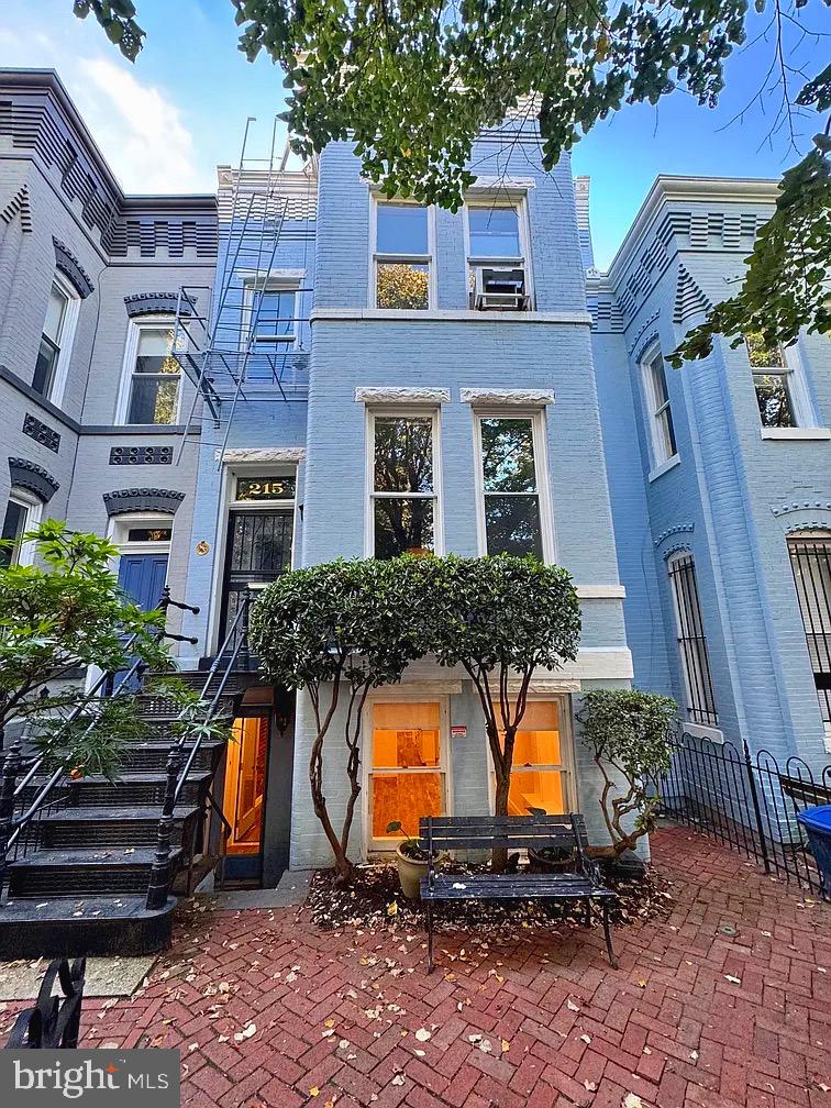 213 & 215 5TH STREET SE