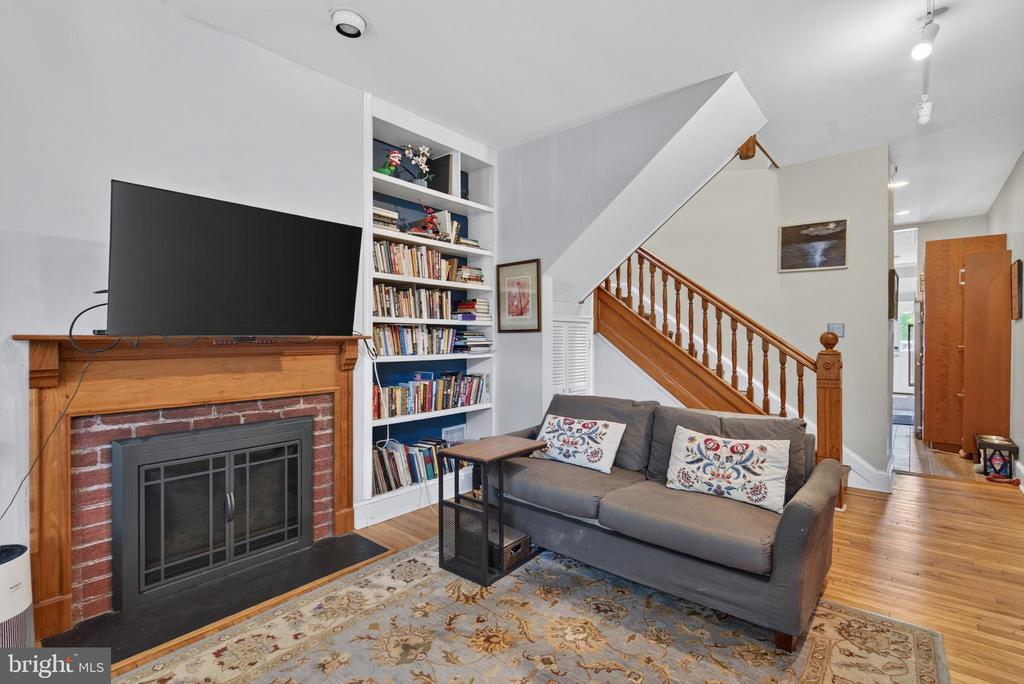 229 10TH STREET NE