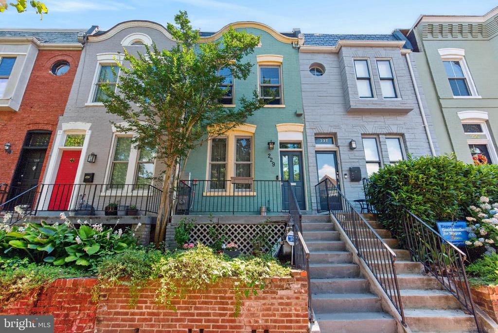 229 10TH STREET NE
