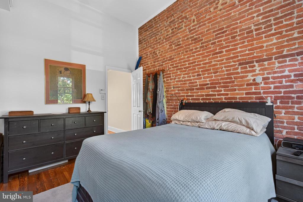 229 10TH STREET NE