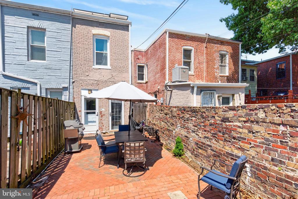 229 10TH STREET NE