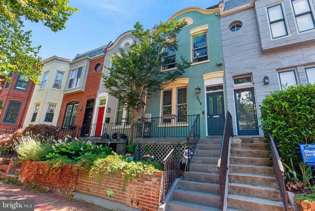 229 10TH STREET NE