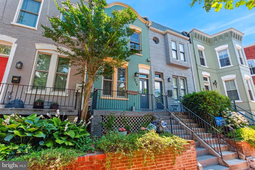 229 10TH STREET NE