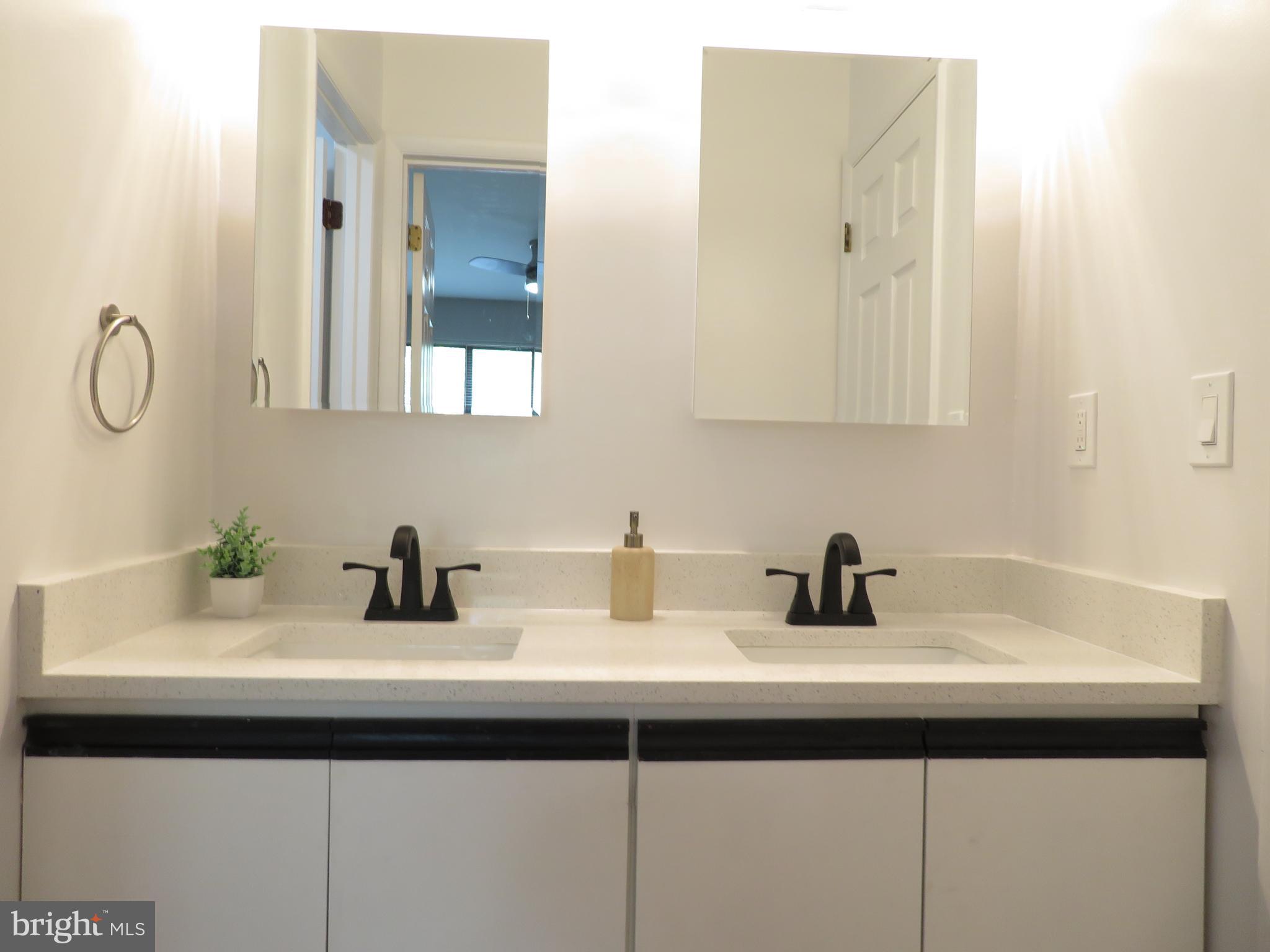 6 GLYNDALE CT