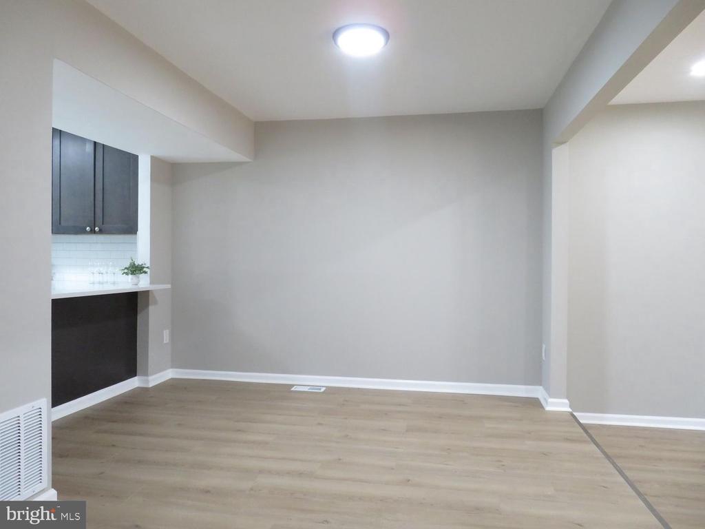 6 GLYNDALE COURT