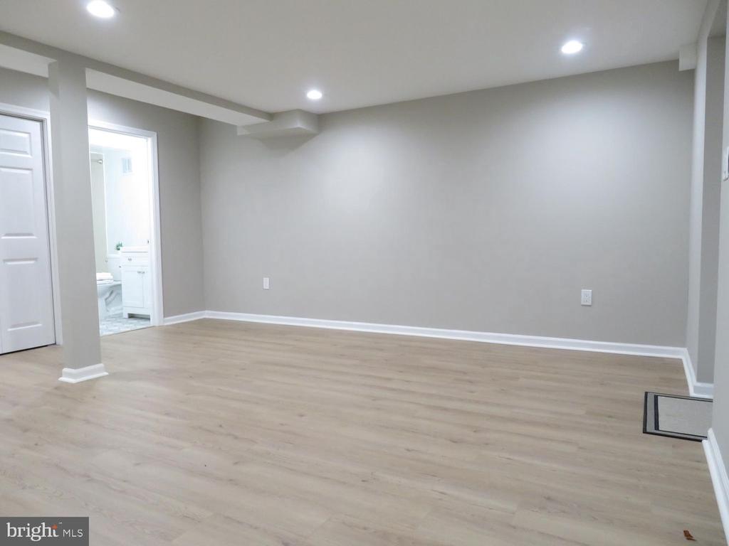 6 GLYNDALE COURT