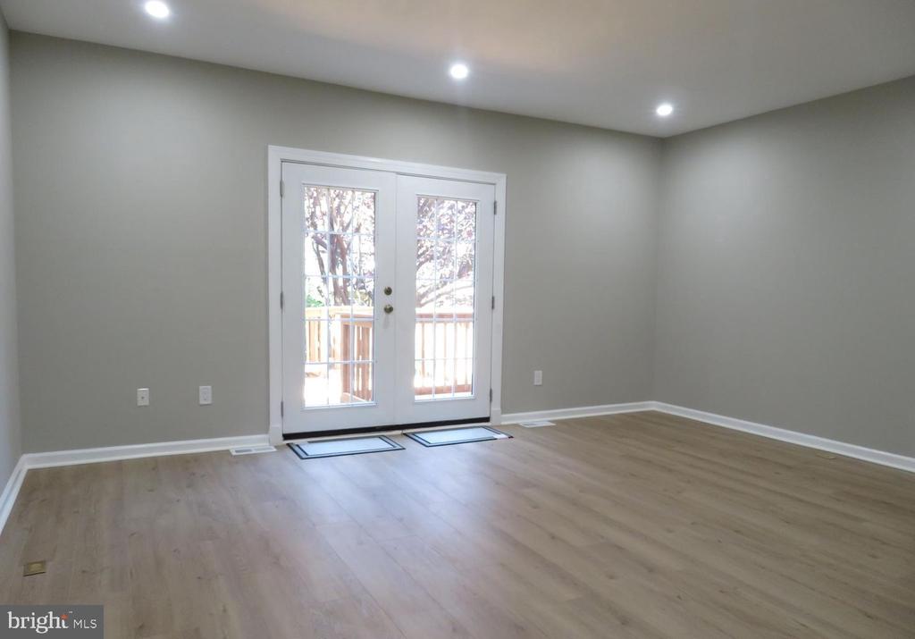 6 GLYNDALE COURT
