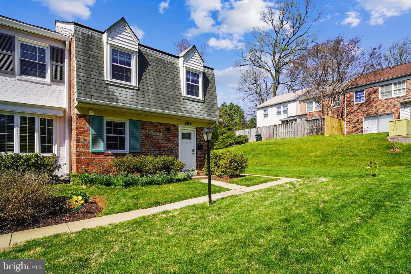 692 AZALEA DRIVE