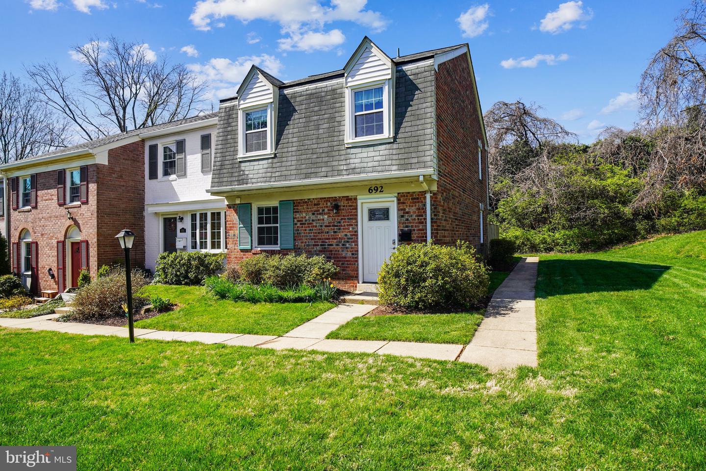 692 AZALEA DRIVE