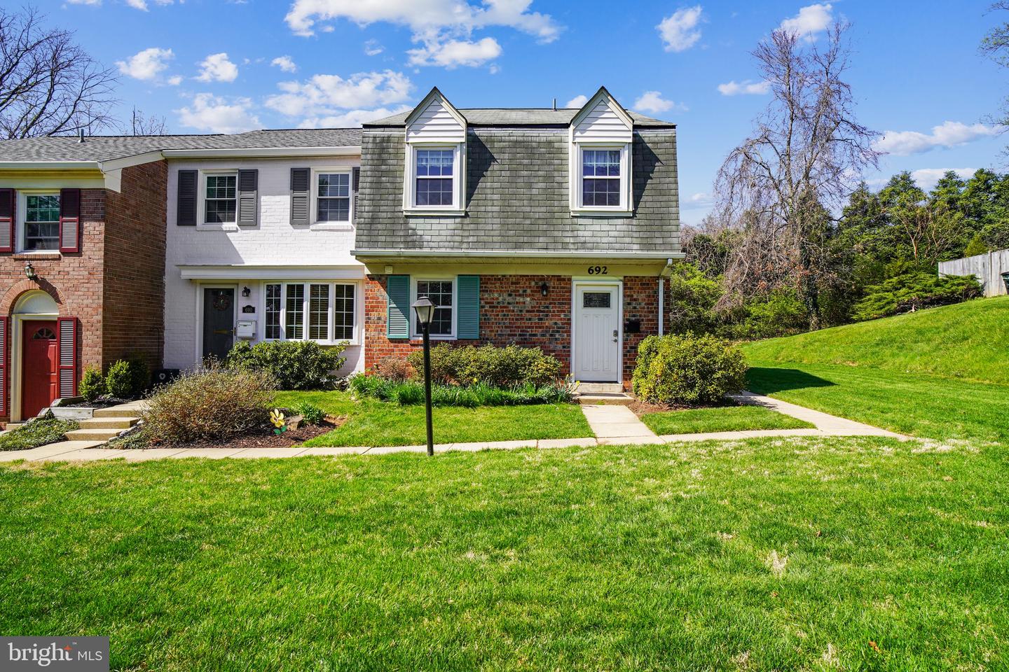 692 AZALEA DRIVE