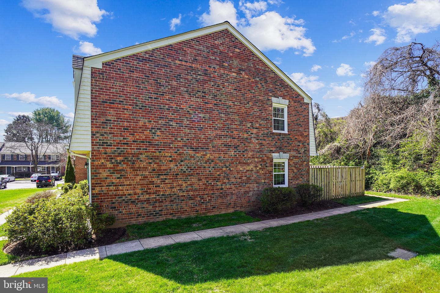 692 AZALEA DRIVE