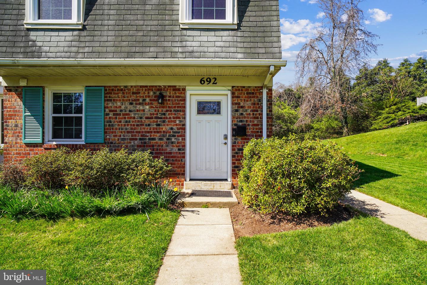 692 AZALEA DRIVE