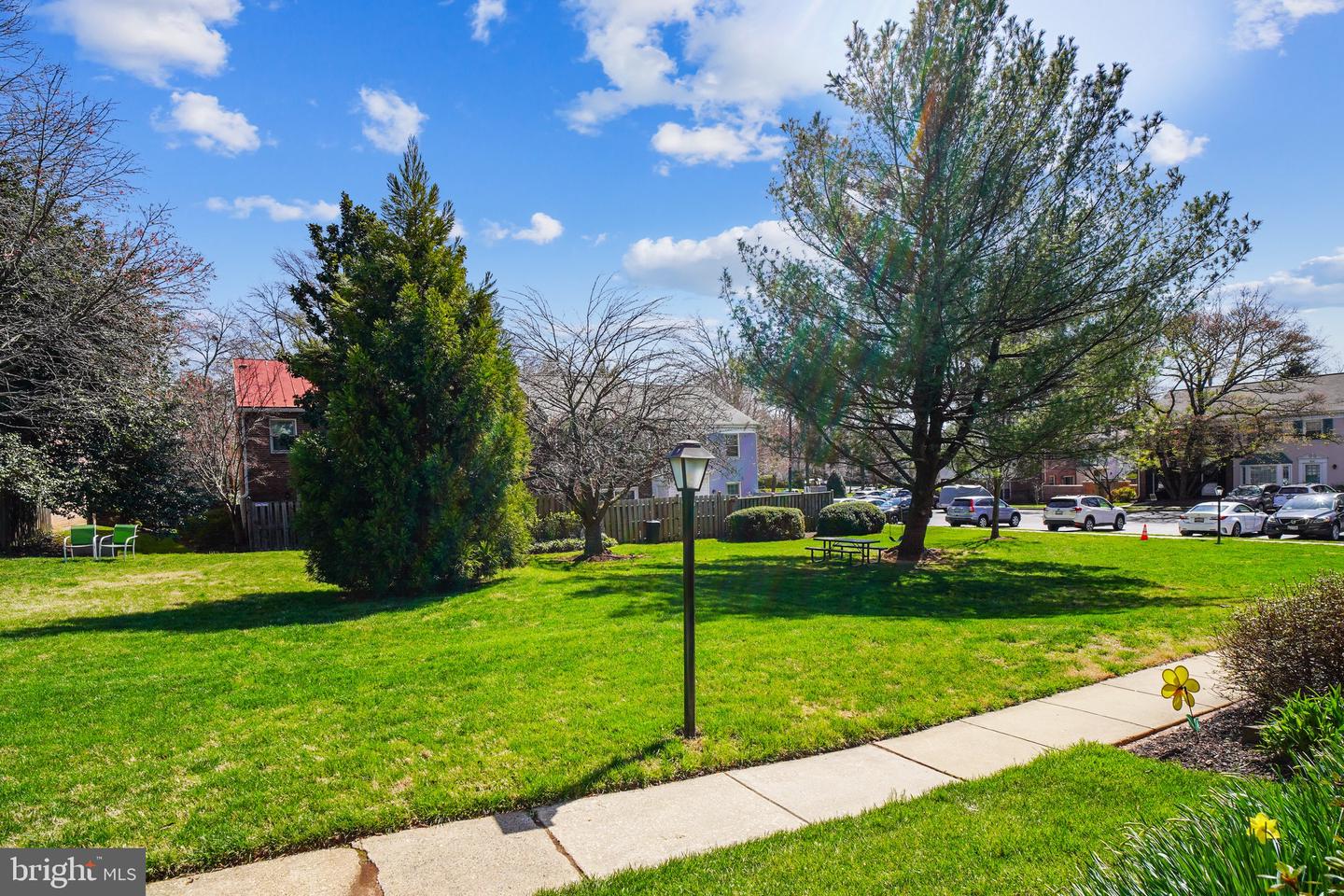 692 AZALEA DRIVE