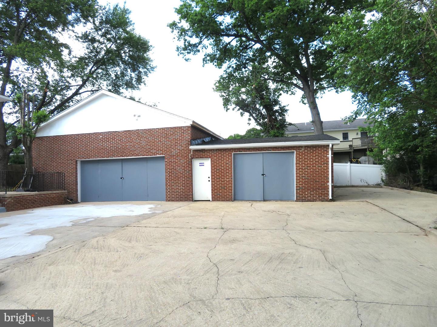 8642 Leslie Ave