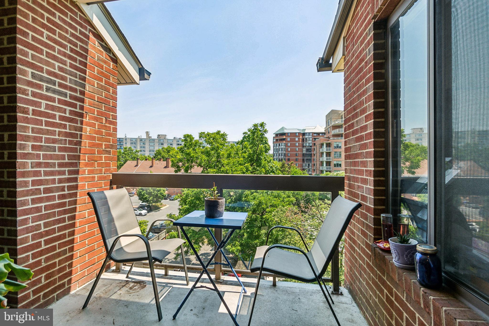 1020 N STAFFORD ST #402