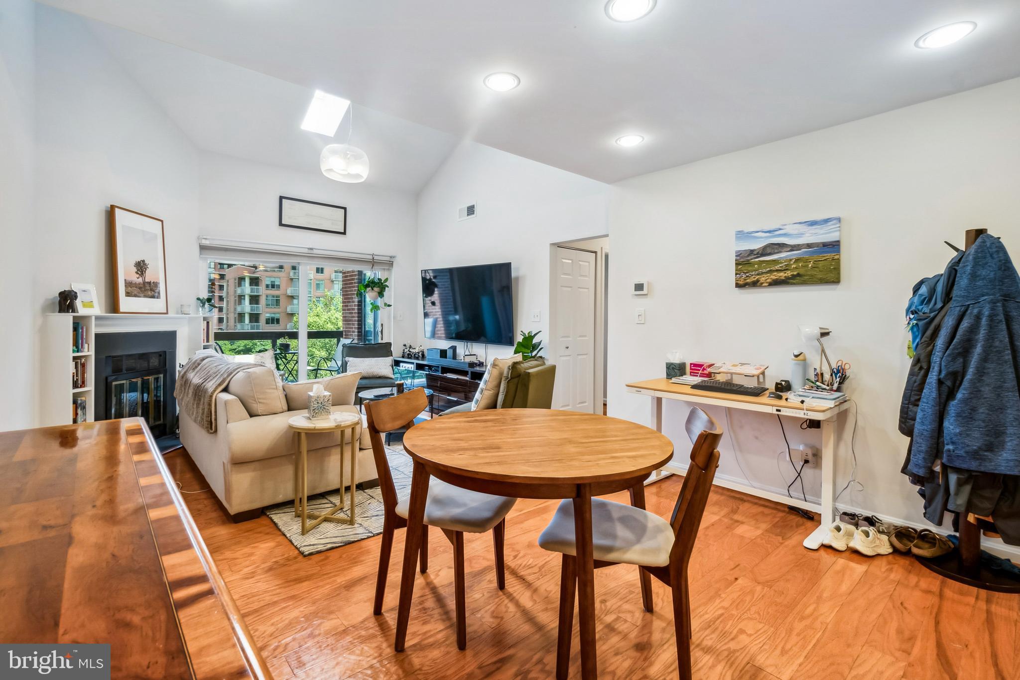 1020 N STAFFORD ST #402