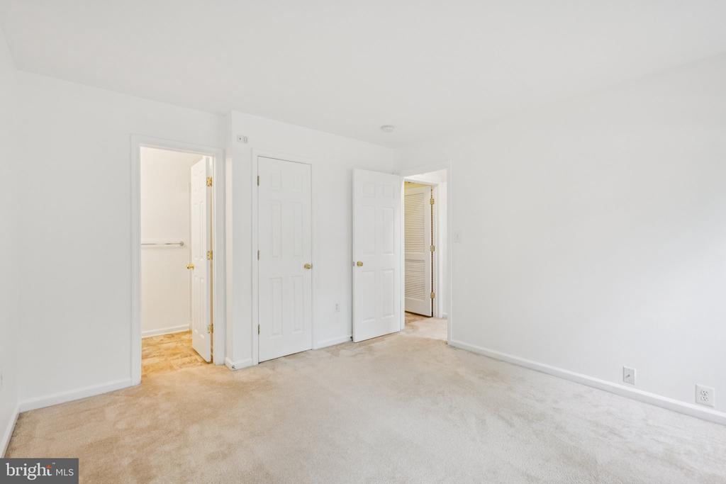 1206 SAUNDERS DR