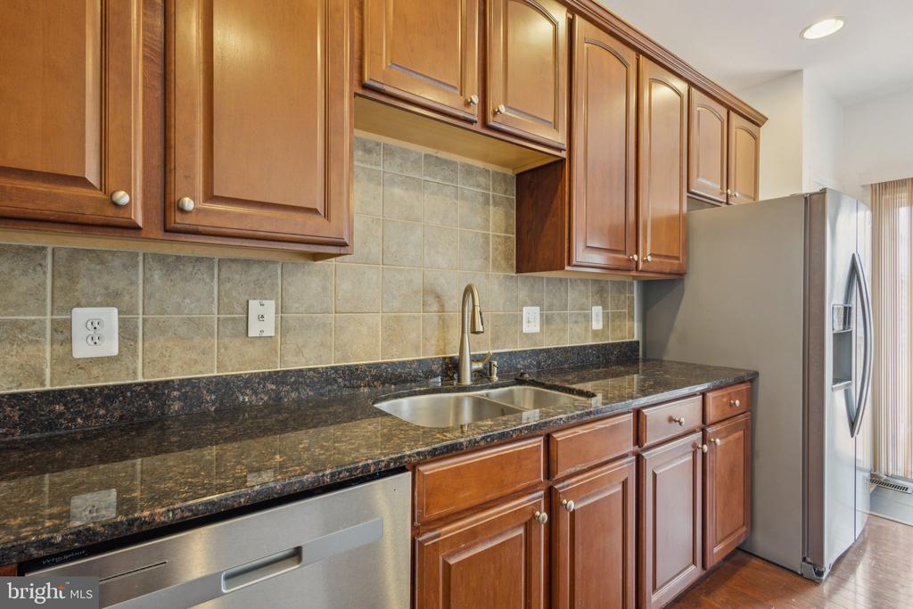 1206 SAUNDERS DR