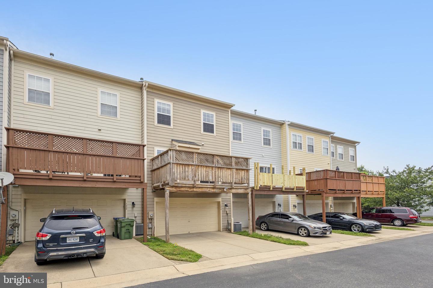 1206 SAUNDERS DR