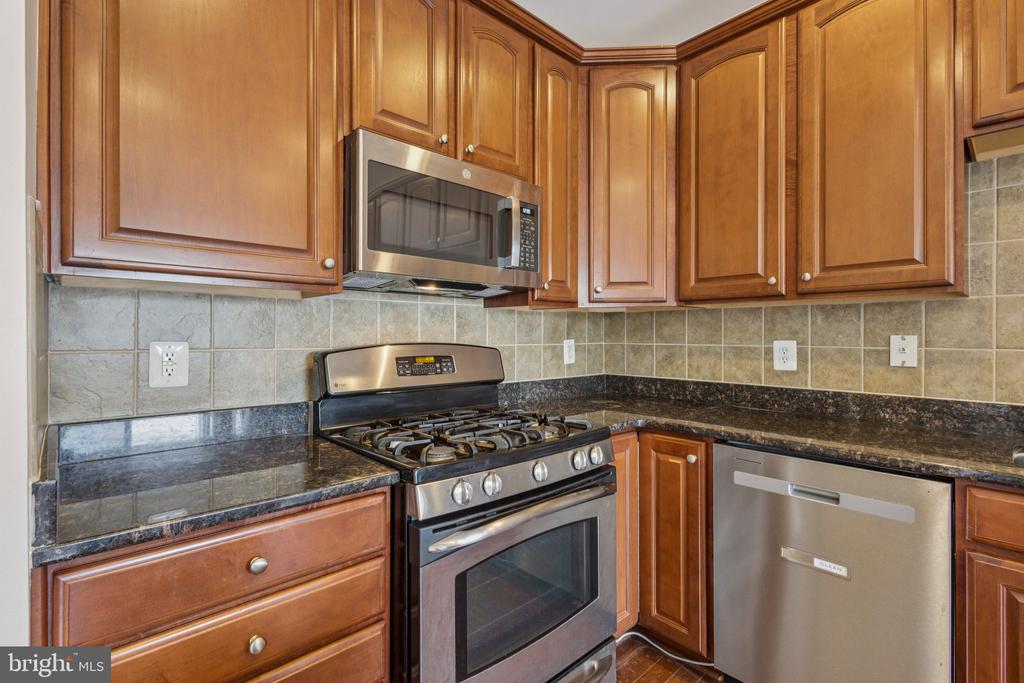 1206 SAUNDERS DR