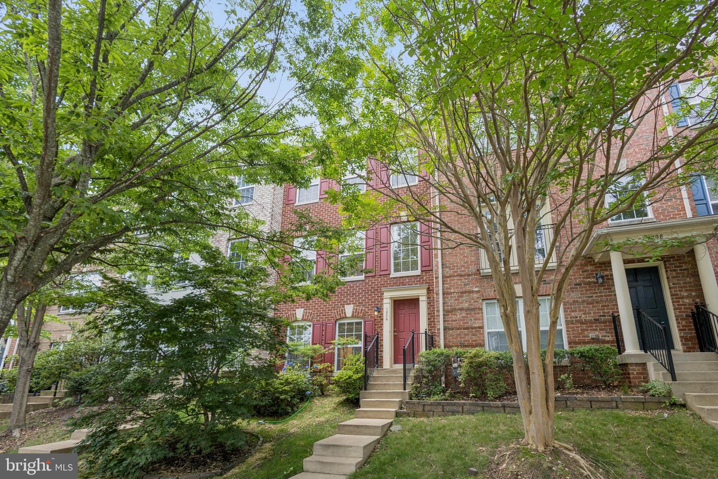 1206 SAUNDERS DR