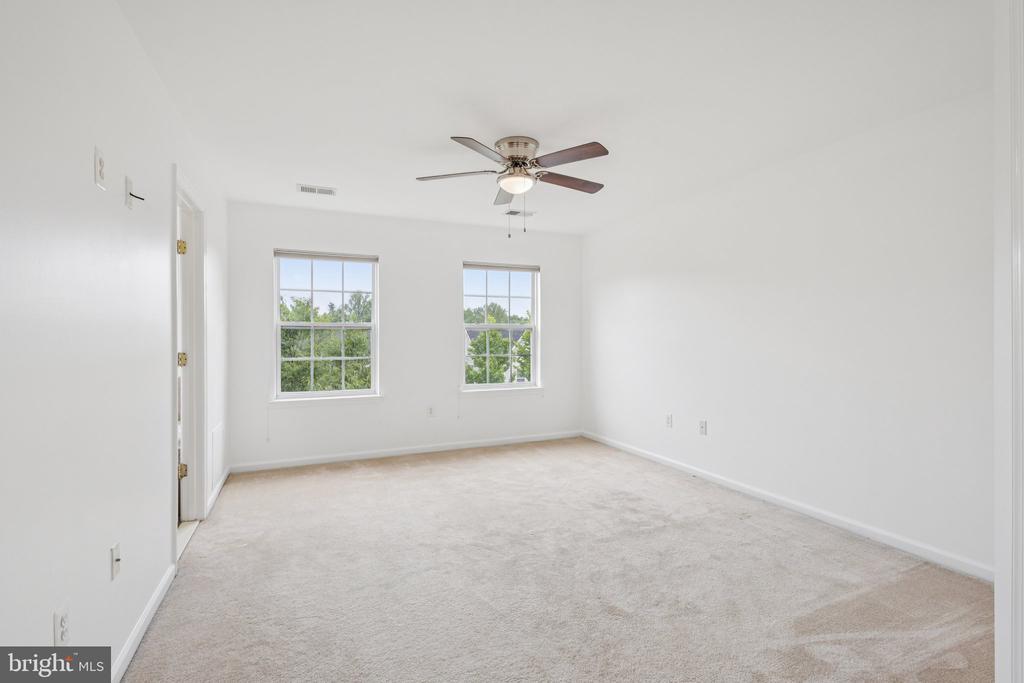 1206 SAUNDERS DR