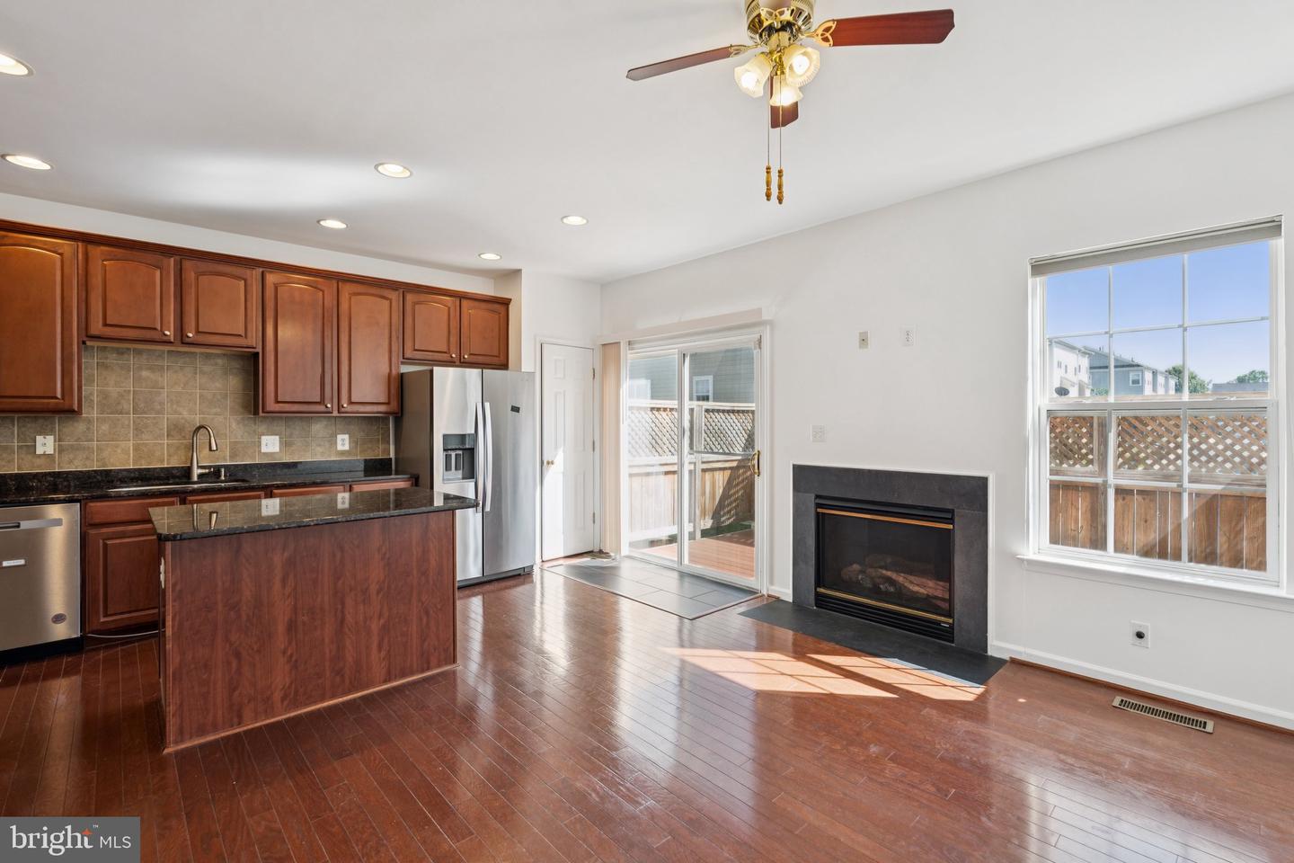 1206 SAUNDERS DR