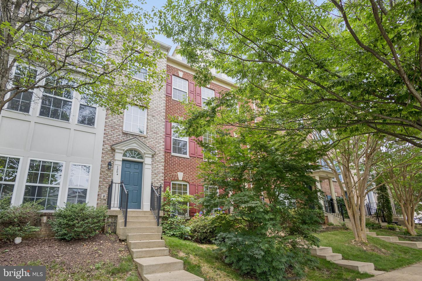 1206 SAUNDERS DR