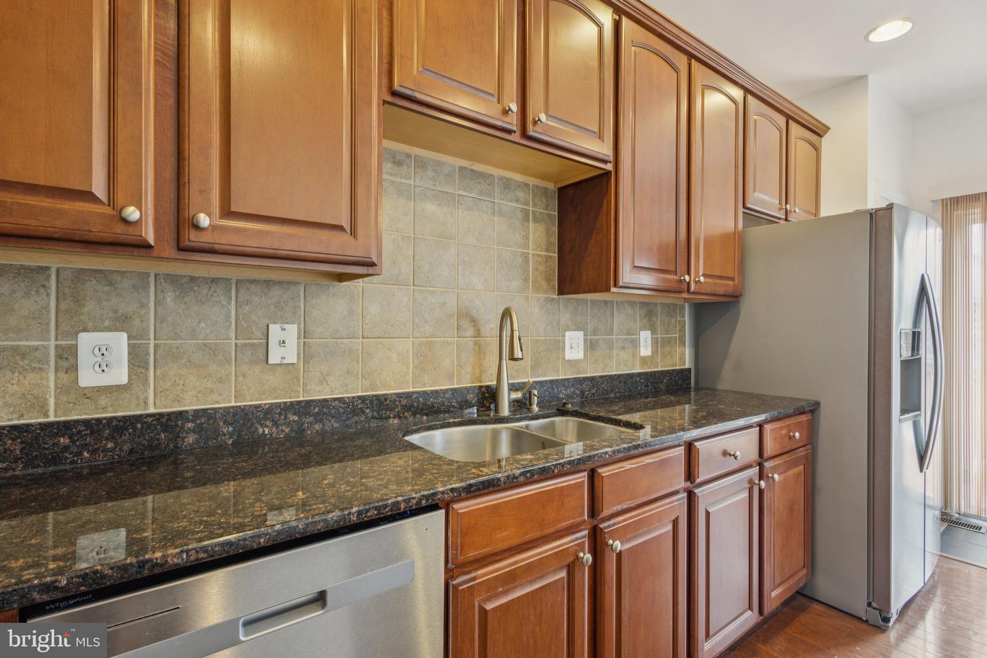 1206 SAUNDERS DR