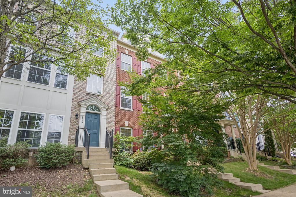1206 SAUNDERS DR