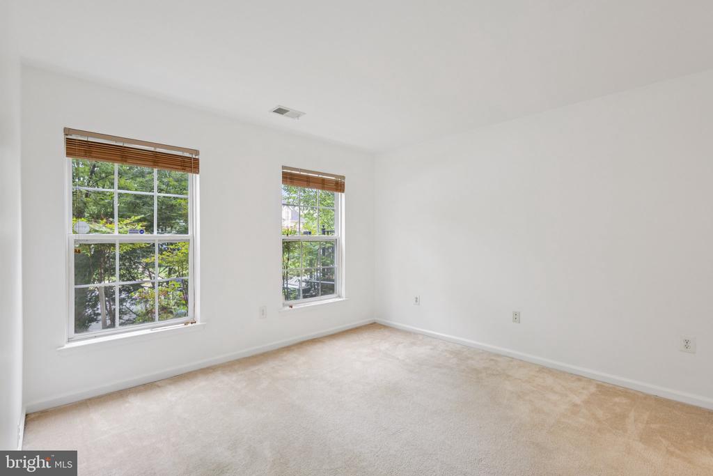 1206 SAUNDERS DR