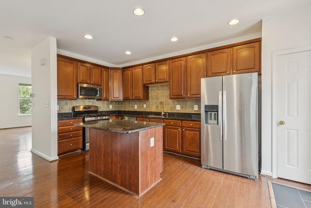 1206 SAUNDERS DR