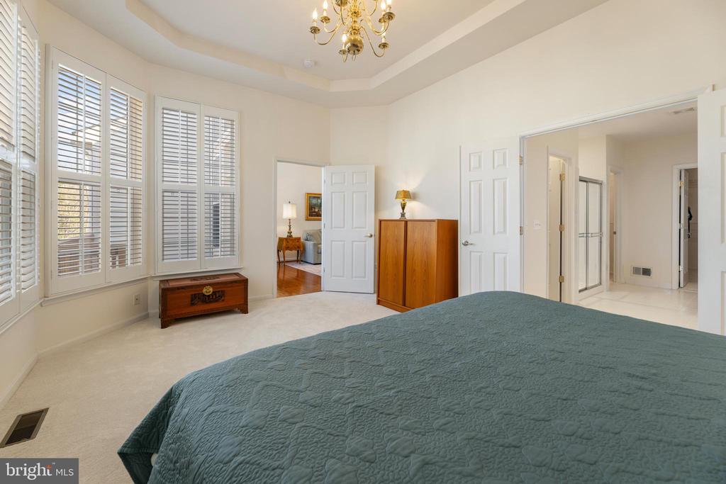20897 Queens Quilt Sq