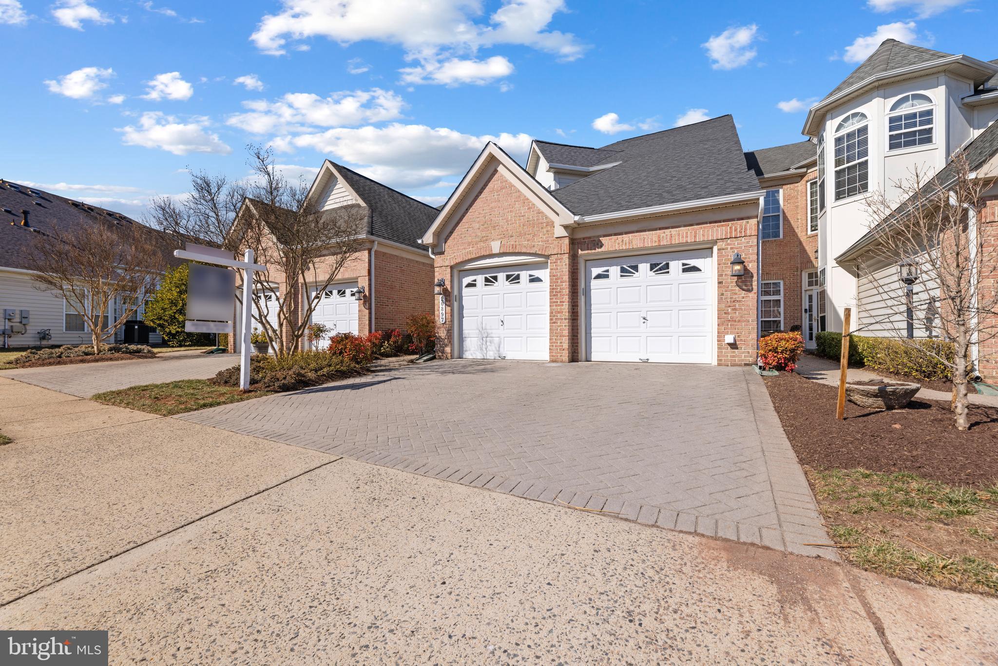 20897 Queens Quilt Sq