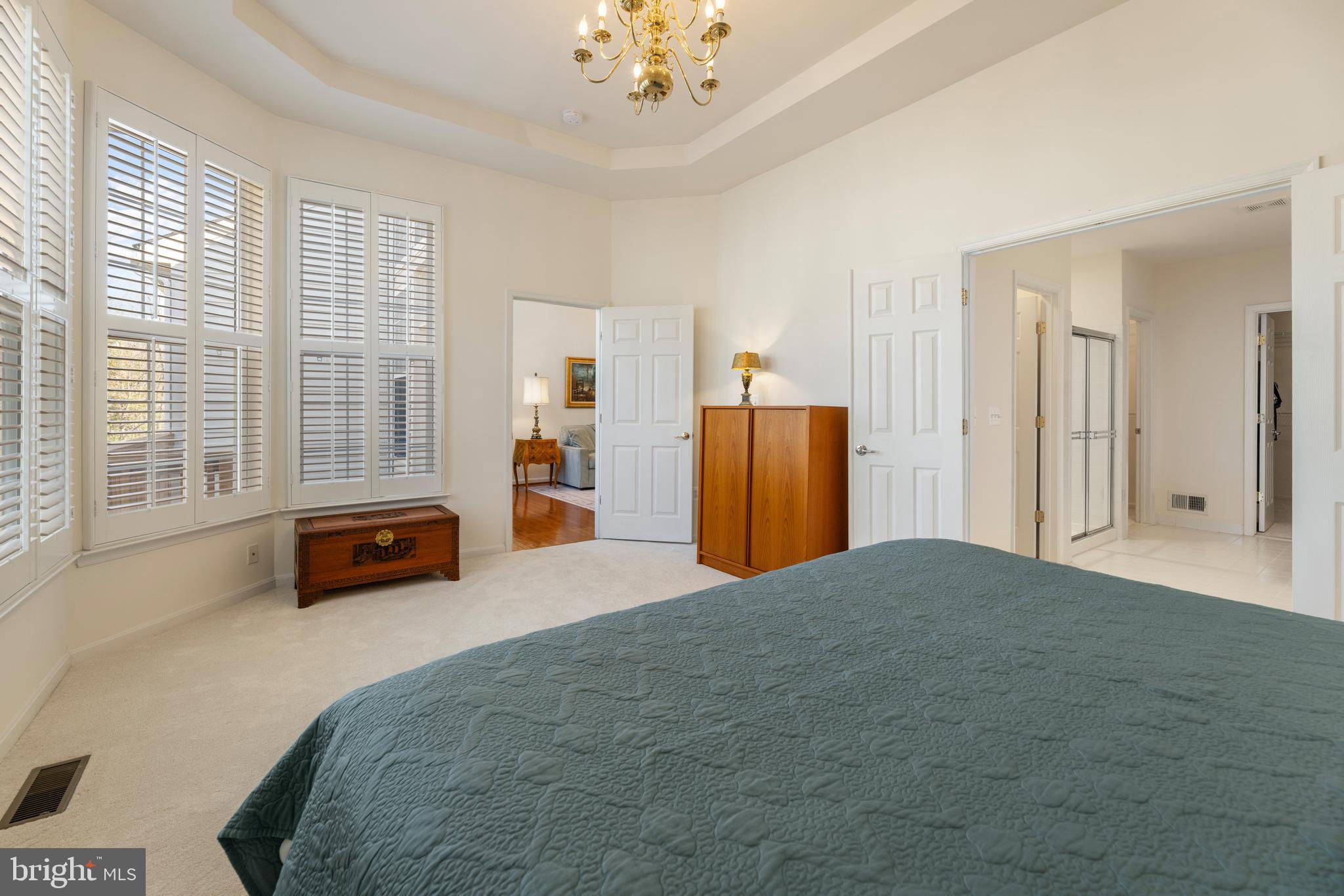 20897 Queens Quilt Sq