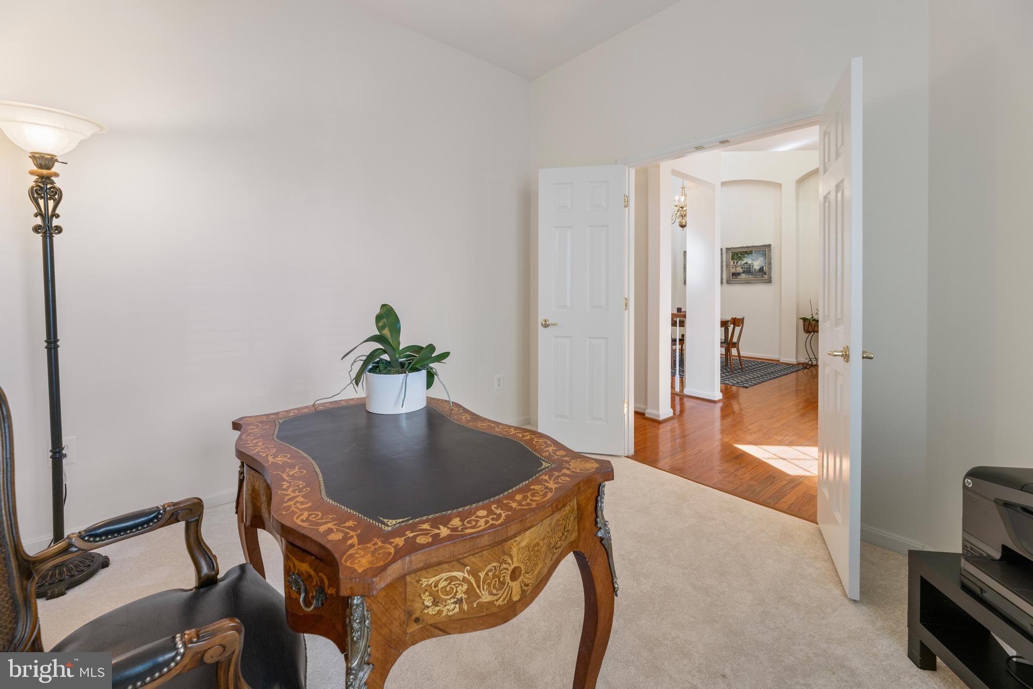 20897 Queens Quilt Sq