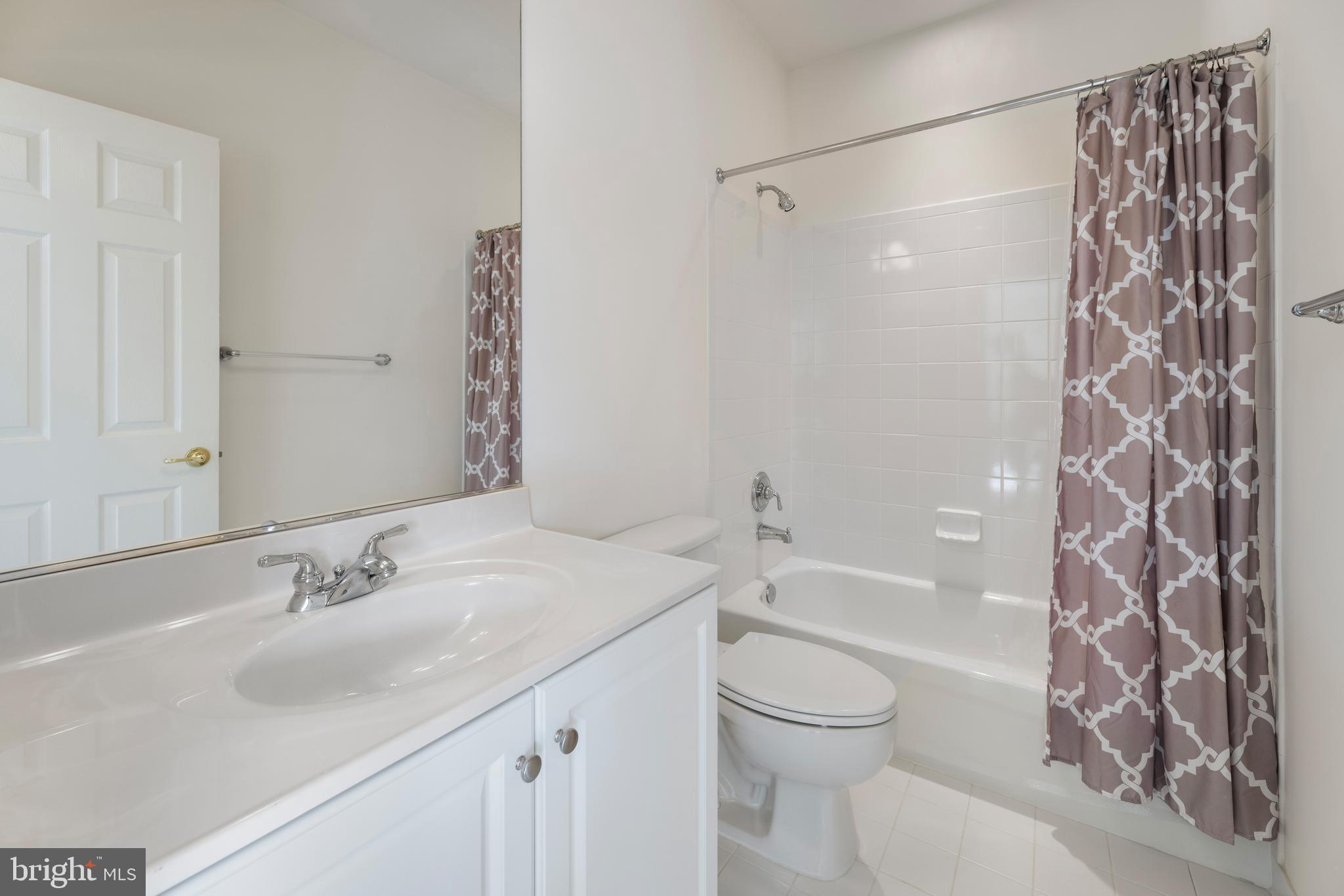20897 Queens Quilt Sq