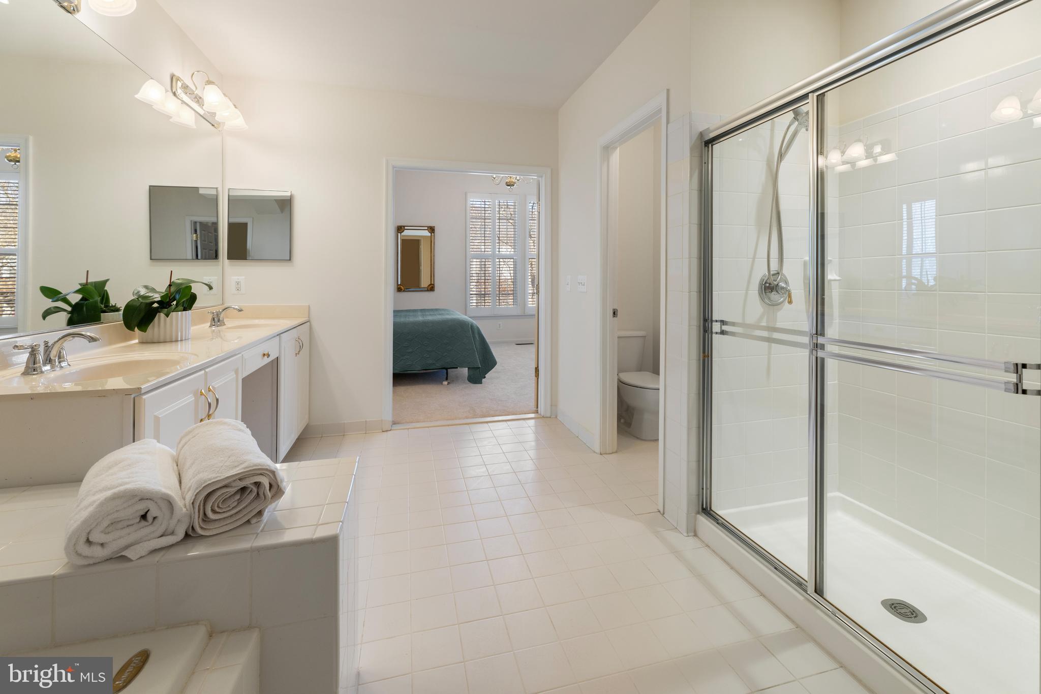 20897 Queens Quilt Sq
