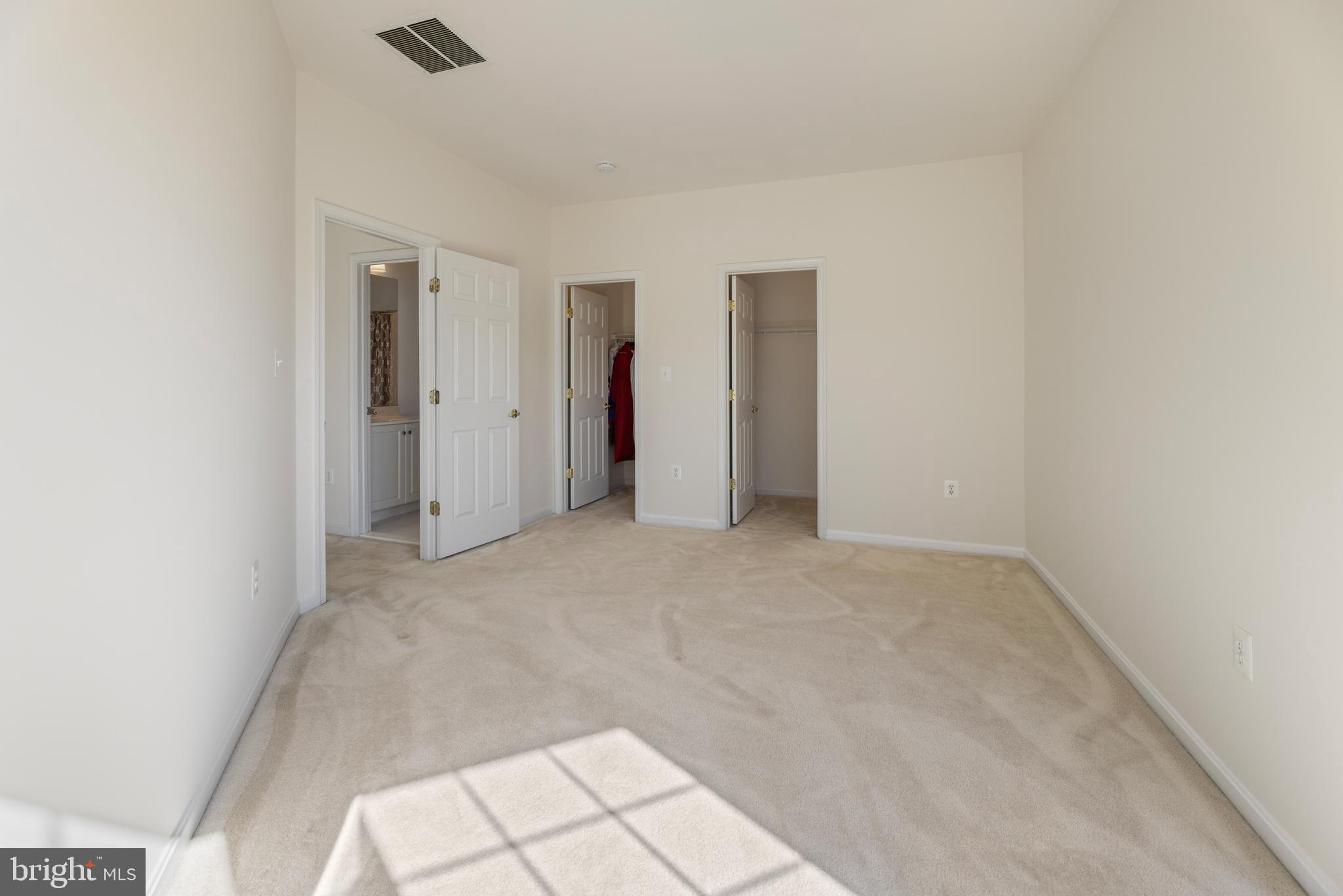 20897 Queens Quilt Sq