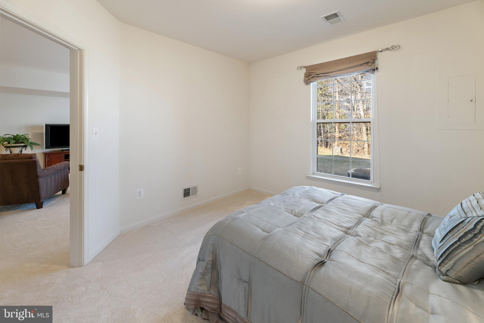 20897 Queens Quilt Sq