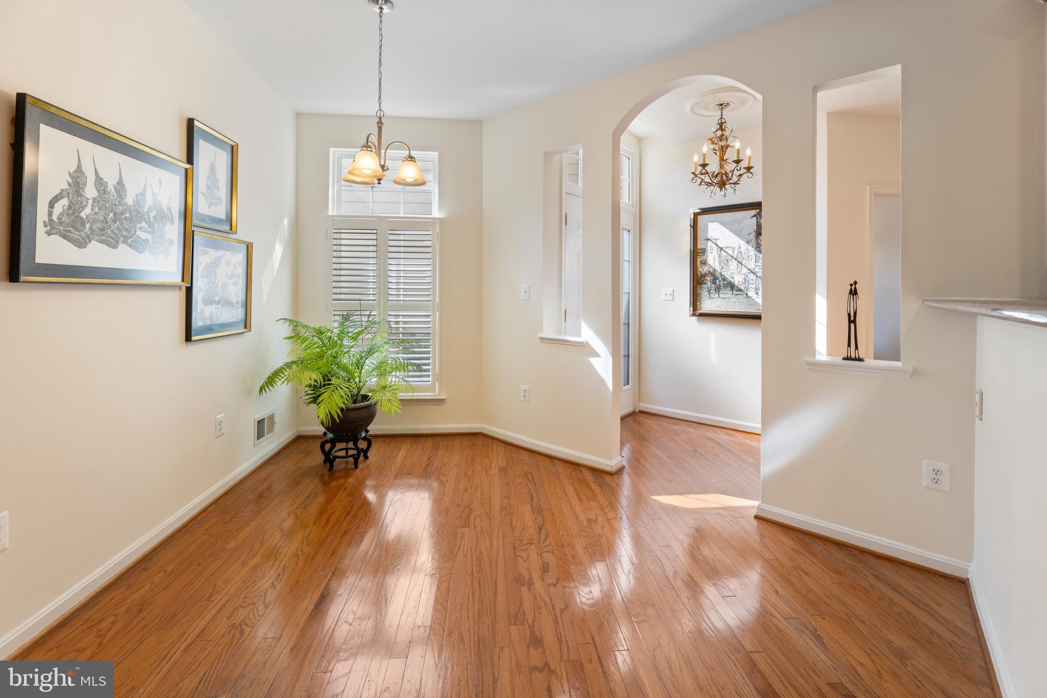 20897 Queens Quilt Sq