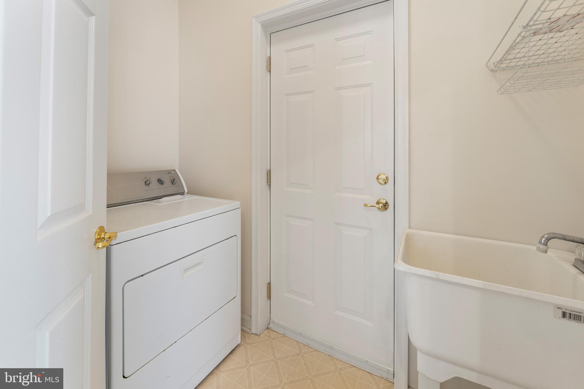20897 Queens Quilt Sq