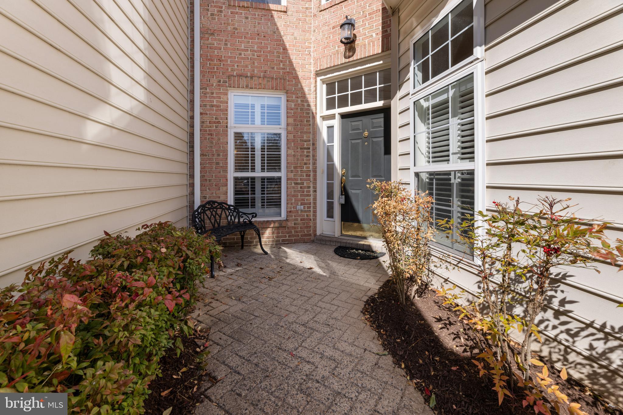 20897 Queens Quilt Sq