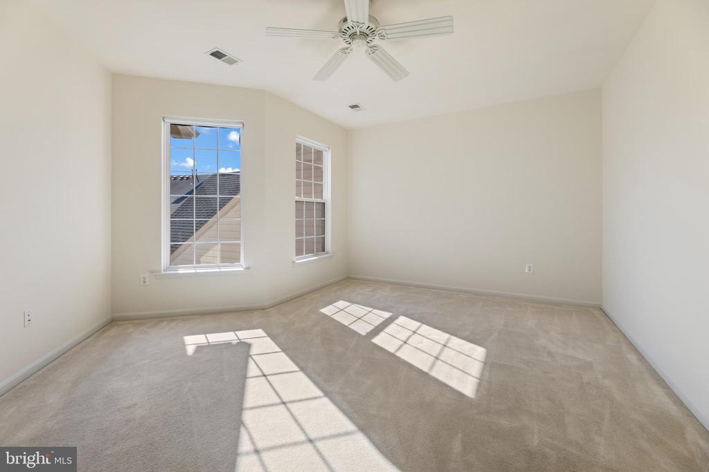 20897 Queens Quilt Sq