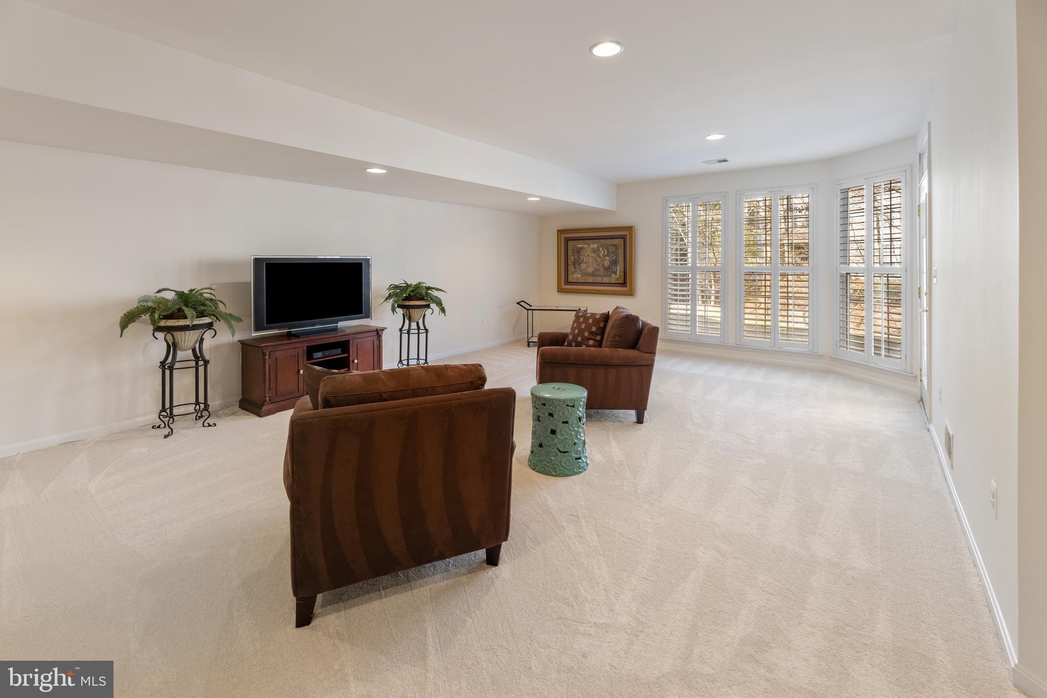 20897 Queens Quilt Sq