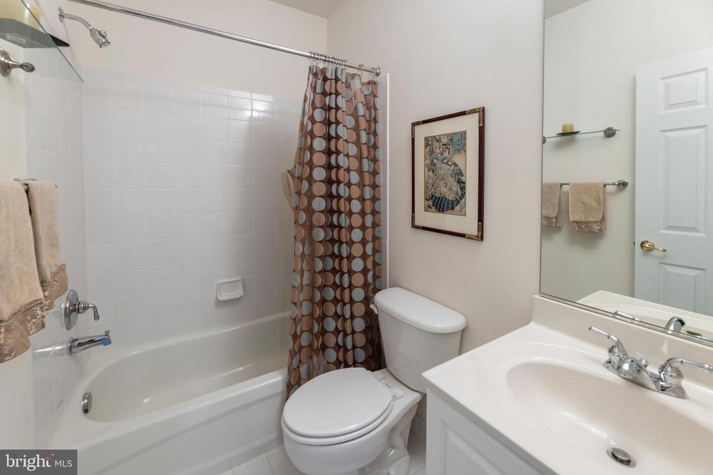20897 Queens Quilt Sq