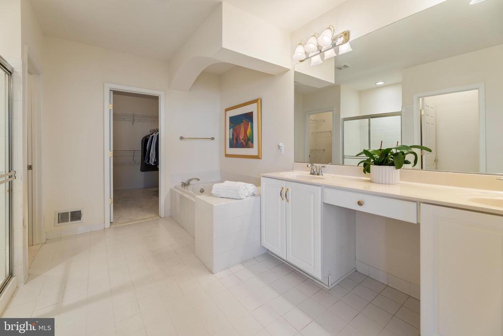 20897 Queens Quilt Sq