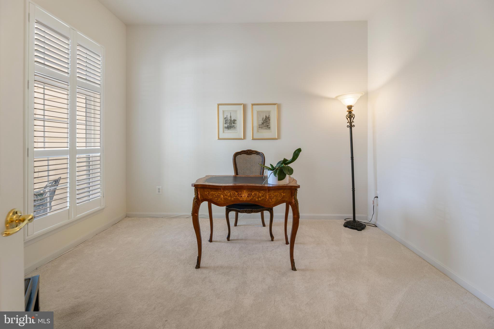 20897 Queens Quilt Sq