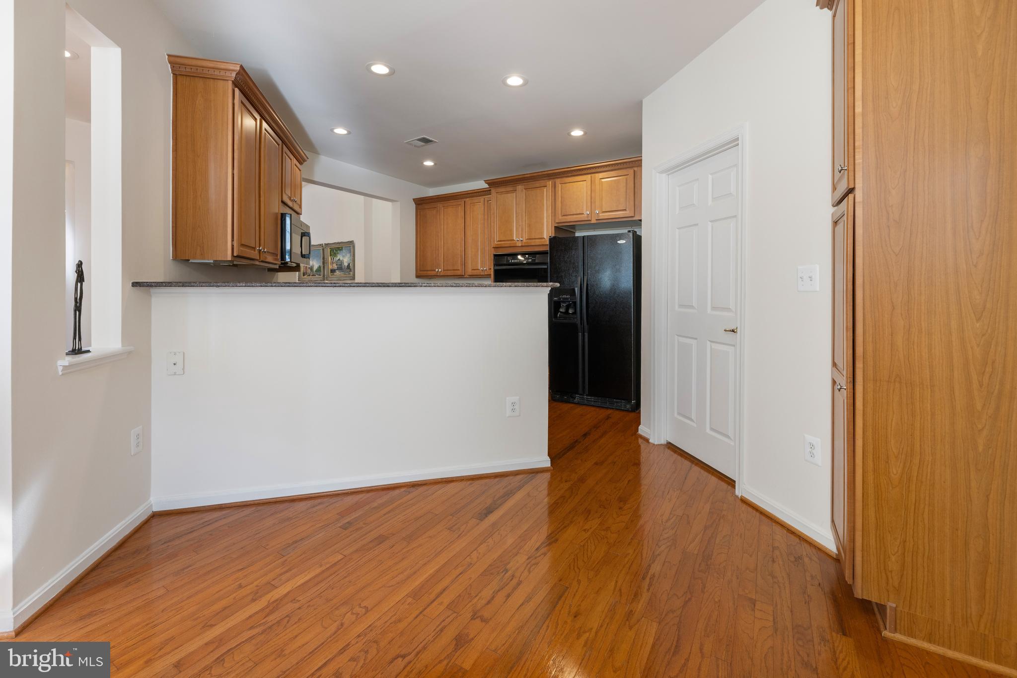 20897 Queens Quilt Sq